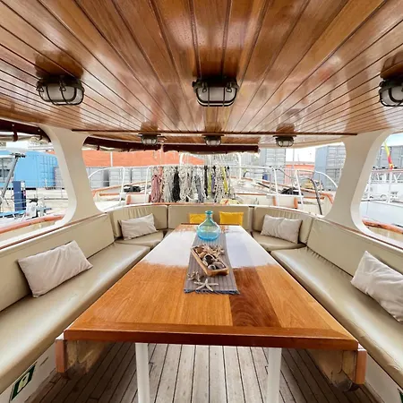 Southern Cross Botel *
